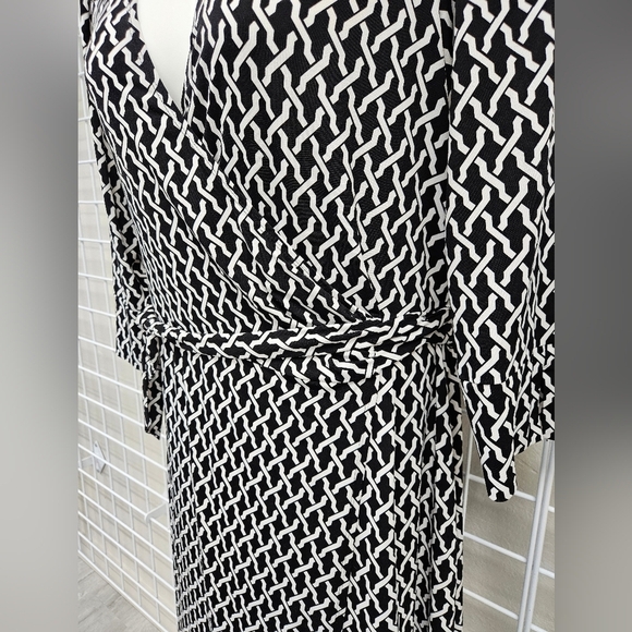 LAUNDRY by SHELLI SEGAL Wrap Dress - Picture 3 of 7